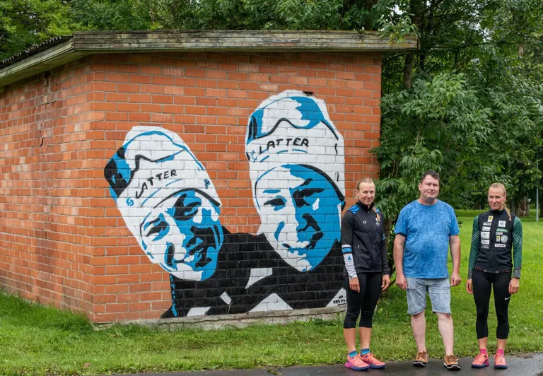 Järva valla mees Kalvi Kirspuu (keskel) vedas tänavu Aravetel tänavakunstiprojekti, mille kestel said oma seinaportree ka kohalikud suusakaksikud Kaidy ja Keidy Kaasiku. Maalingu autor on grafitikunstnik Kryptik.