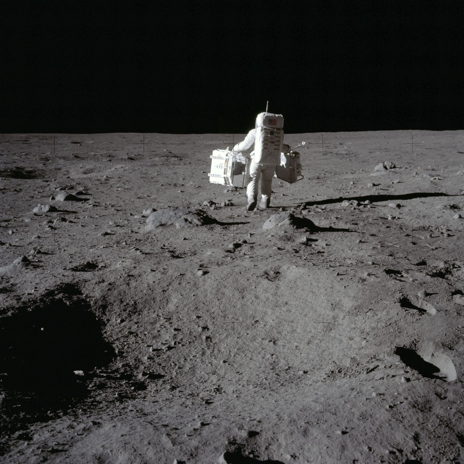 Astronauts Bazs Oldrins uz Mēness