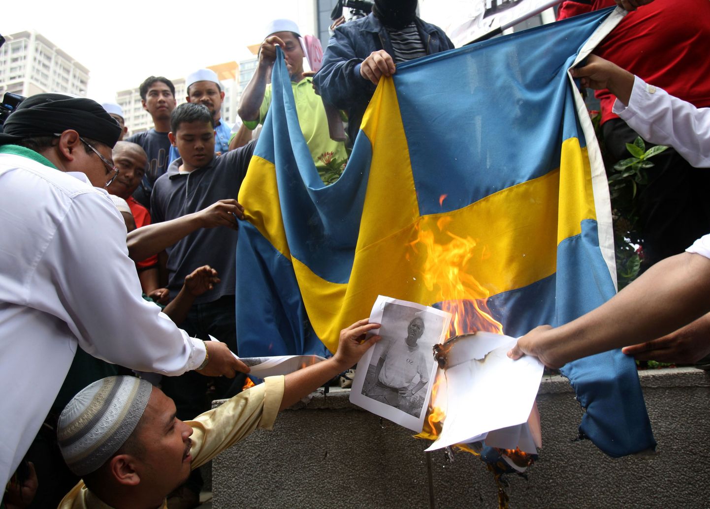 Moslemid põletavad Rootsi lippu