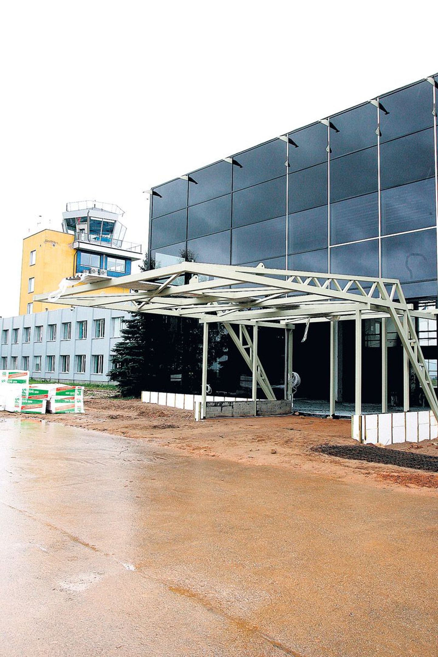 Uue ja suurema Tartu lennujaama reisijaterminali klaasfassaad on juba valmis, ent lõplikult peaks maja reisijaile avanema alles novembri algul.