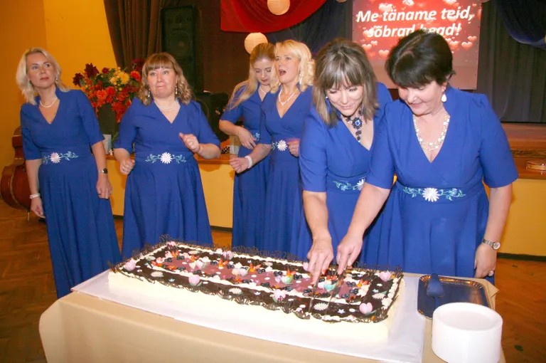 Честь разрезать праздничный торт предоставили главным виновницам торжества Хели Вяхк и Ану Кальюсаар.