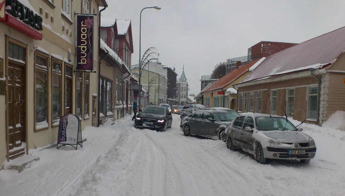 Et Tartu tänaval seisvast Audist mööda pääseda, tuli sõitjatel keerata autonina lumevalli ja võtta kõnniteelt lisaruumi.