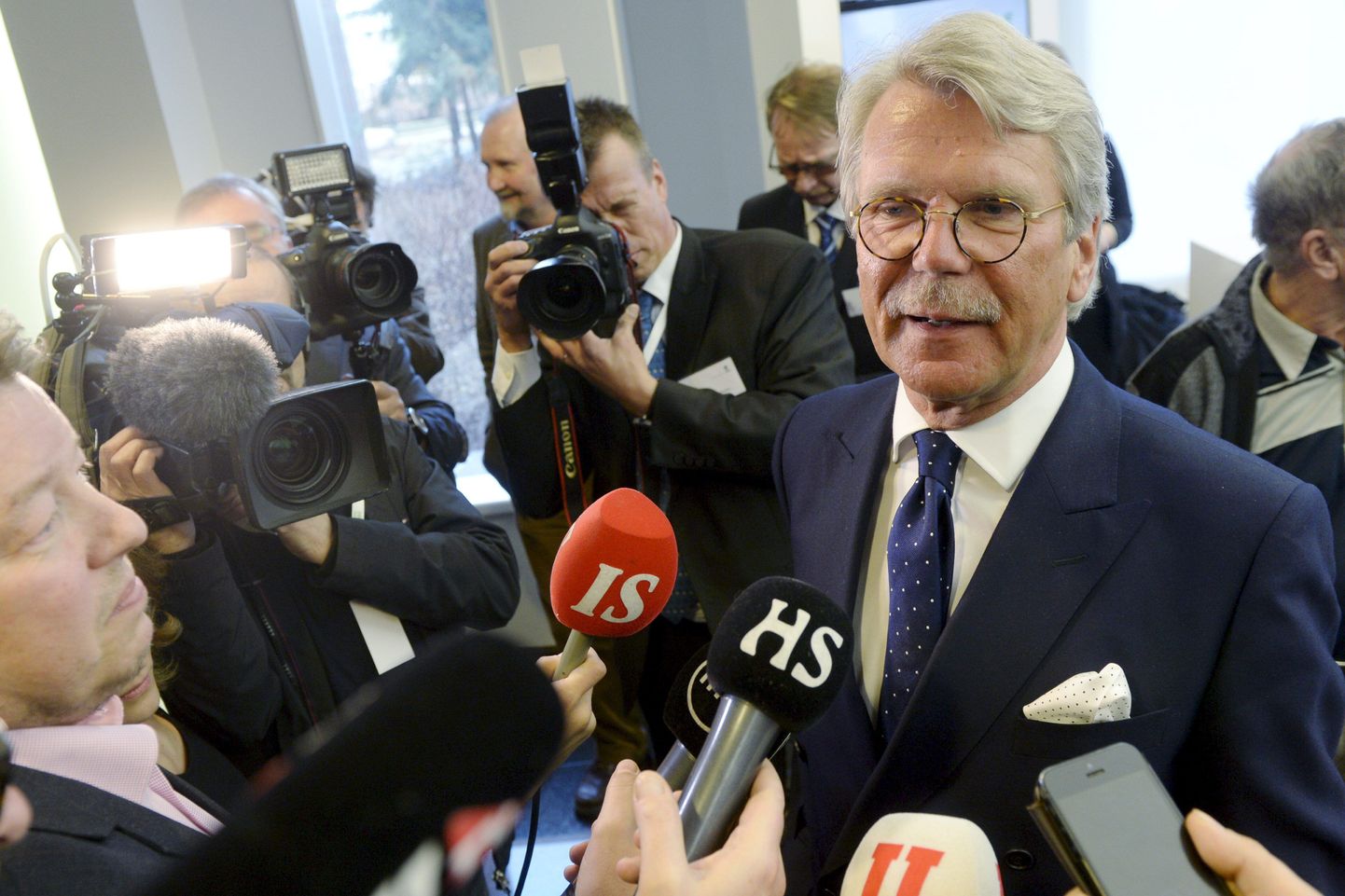 Nordea suurim akstionär ja nõukogu esimees Björn Walroos meediale selgitusi andmas.