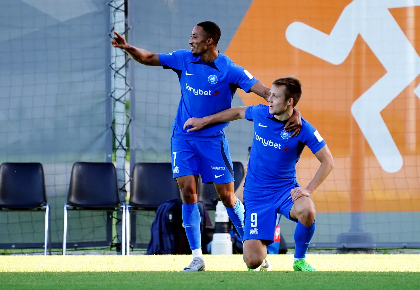 Futbola kluba "RFS" spēlētāji Jānis Ikaunieks (nr.9) un Ismaels Diomands (nr.7) UEFA līgas kvalifikācijas trešās kārtas spēlē starp "RFS" un Andoras "Santa Coloma" komandām "LNK" Sporta parkā.