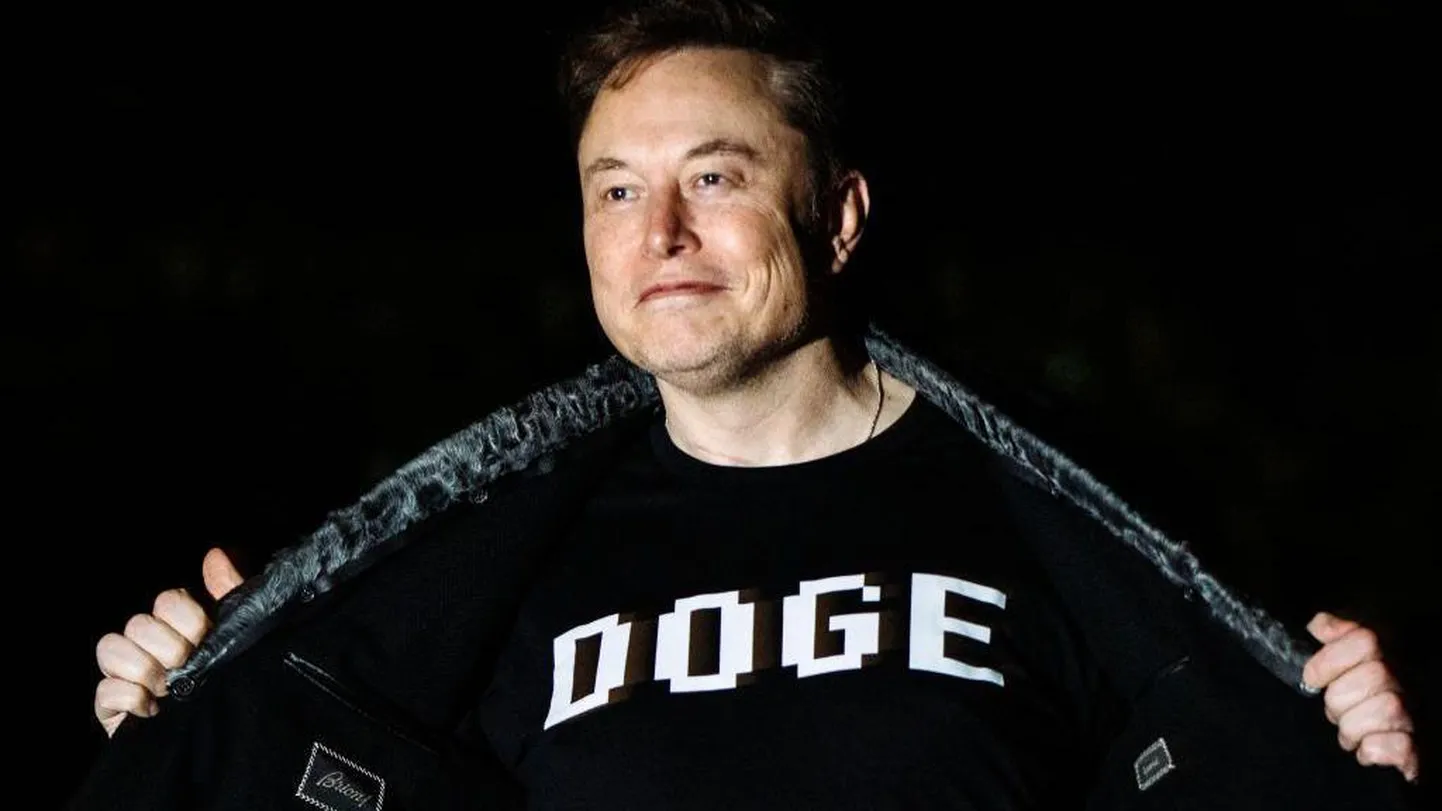 Илон Маск в футболке с надписью DOGE