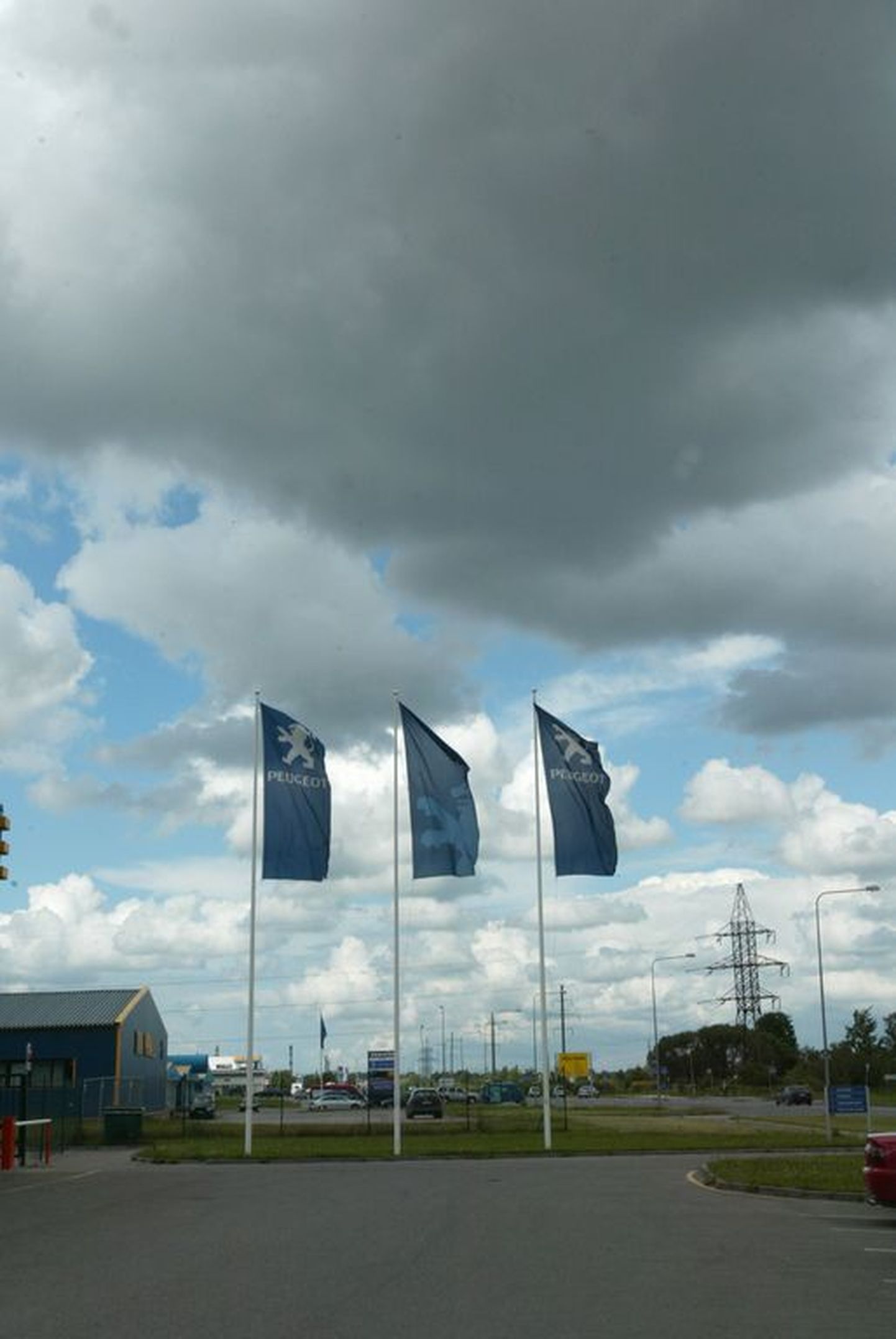 Tumedad pilved AS Kommest Auto Tartu esinduse kohal.