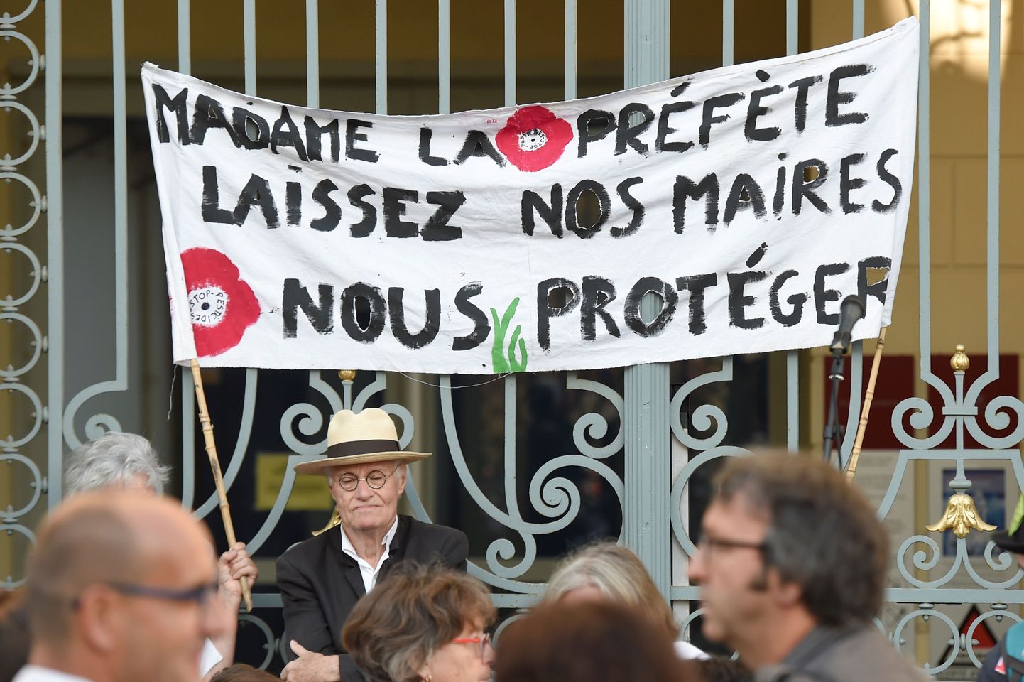Prantsuse meeleavaldajad toetamas Langouet' linnapead, kes anti kohtusse süüdistatuna pestitsiidide keelustamises oma piirkonnas.