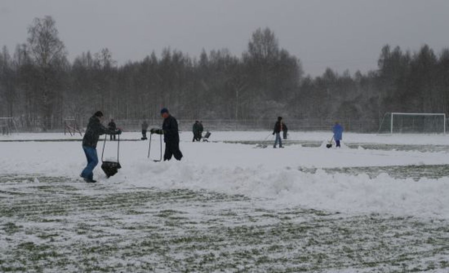 Keerulised lumeolud segasid jalgpallimängimist ka 2008. aasta novembris, kui linnameeskond võitles üleminekumängudel Pärnu Vaprusega koha eest meistriliigas.