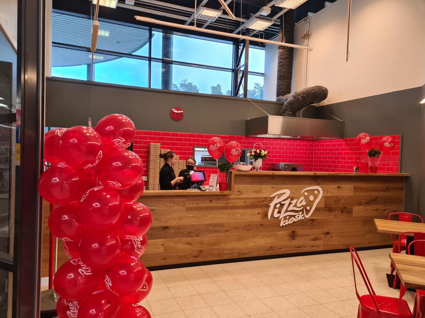 Pizzakiosk hakkab Lohja K-Citymarketis punaste toonidega hästi silma ja kohalikud on selle juba hästi vastu võtnud.
