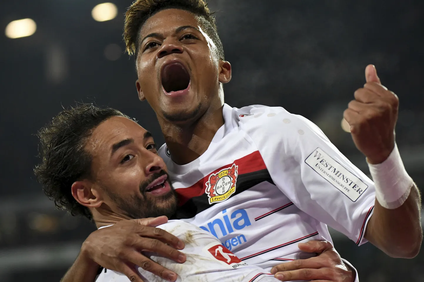Leverkuseni Bayeri mängijad Karim Bellarabi (vasakul) ja Leon Bailey.