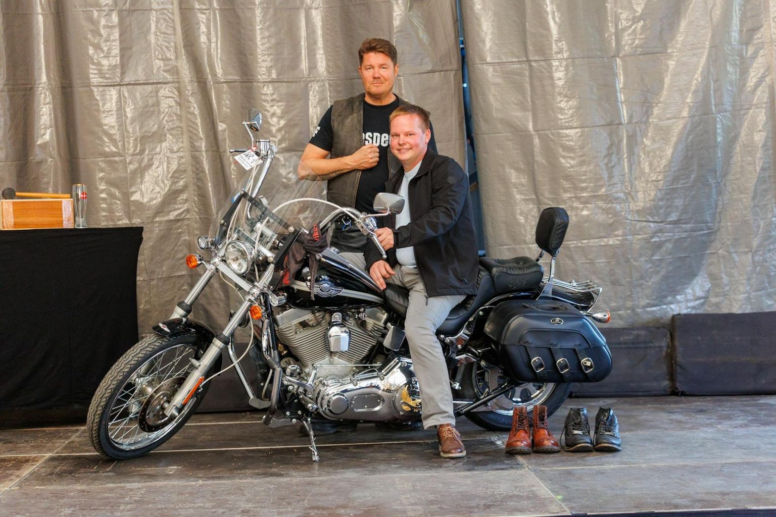Rakveres oksjonile pandud näitleja Toomas Suumani mootorratta Harley-Davidson omandas kohalik ettevõtja Vaido (esiplaanil). Tema taga seisab oksjoni läbi viinud Hannes Võrno.