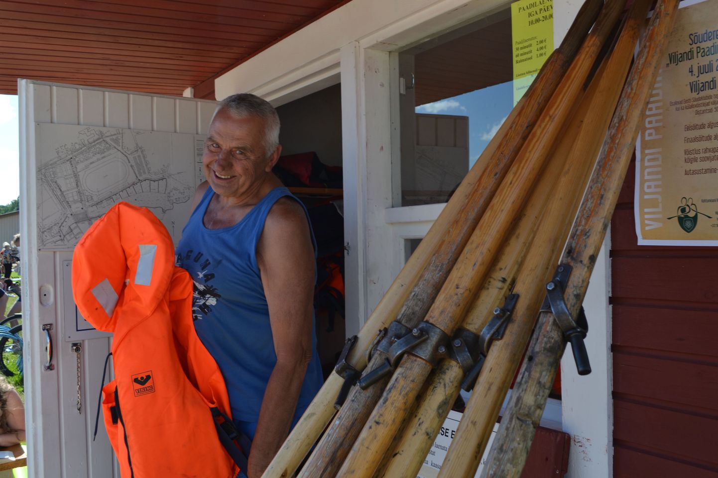 Jaan Purik on üks kahest mehest, kes suvekuudel Viljandi järve ääres paadilaenutuse majakeses kliente ootavad.
