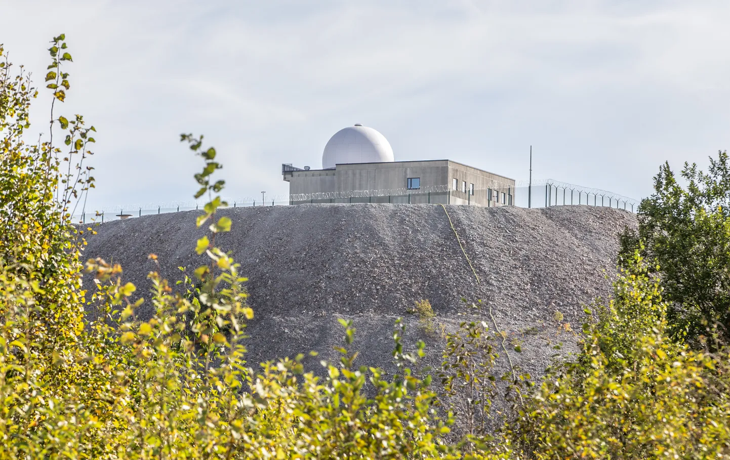 Endise Viru kaevanduse mäe otsa rajatud radarijaama hoonele ilmus eelmisel nädalal eemalt golfipalli meenutav radarikuppel. Radar ise paigaldatakse hoonesse järgmise aasta esimeses pooles.