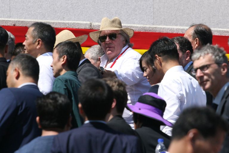 Gérard Depardieu (keskel, valges särgis) Põhja-Koreas Pyongyangis