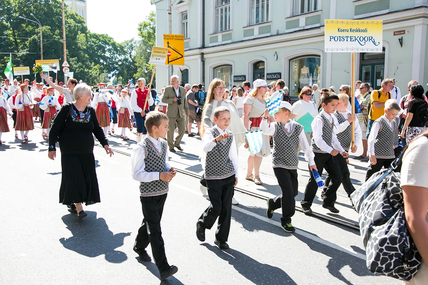 Koeru keskkooli muusikaõpetaja Aino Linnas koos kooripoistega laulupeo rongkäigus.
