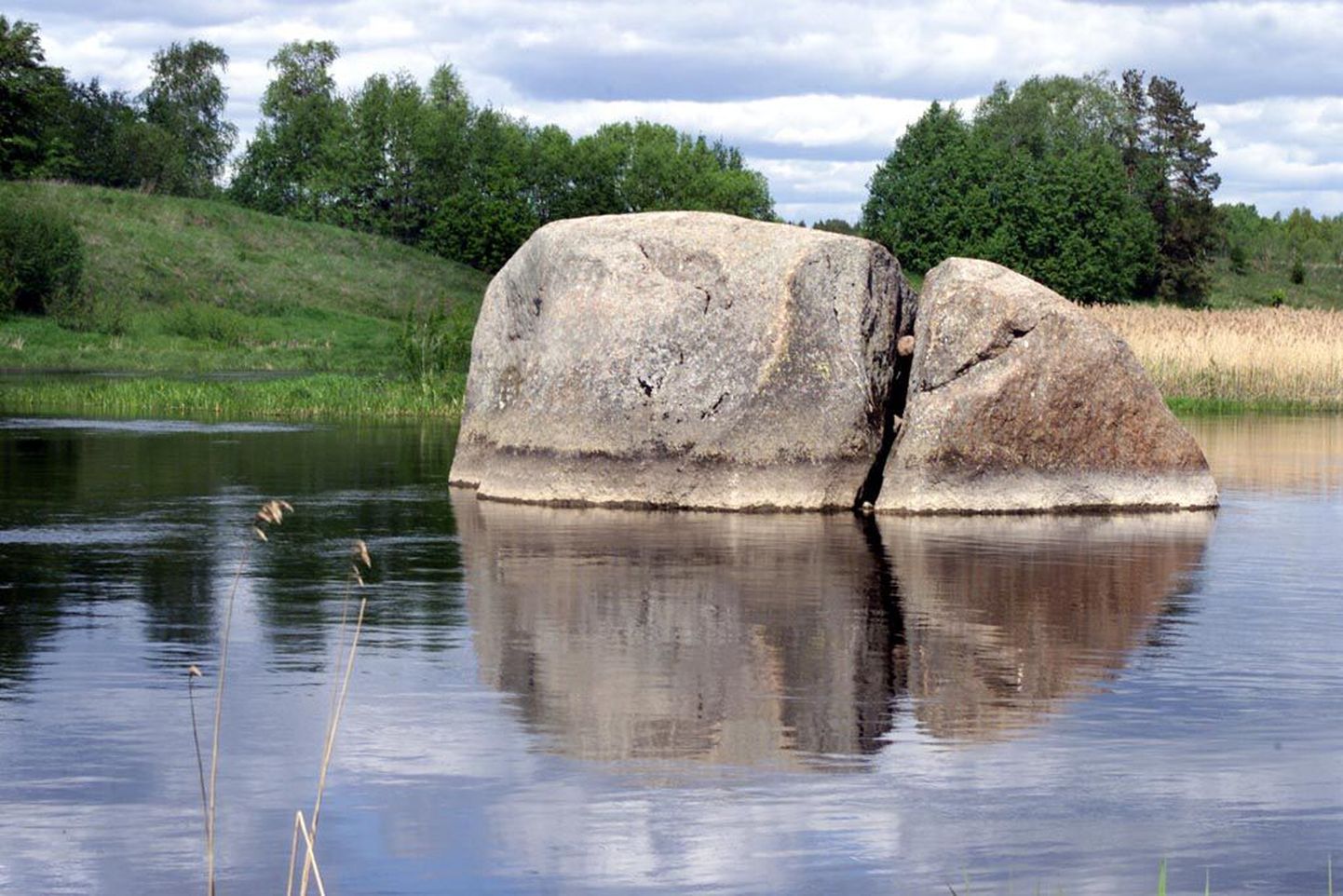 Kalevipoja vestitasku kivi ehk Võnnukivi lebab Pärnu jões Urumarja spordikeskuse lähedal, kivi ümbermõõt on 22 ja kõrgus viis meetrit.