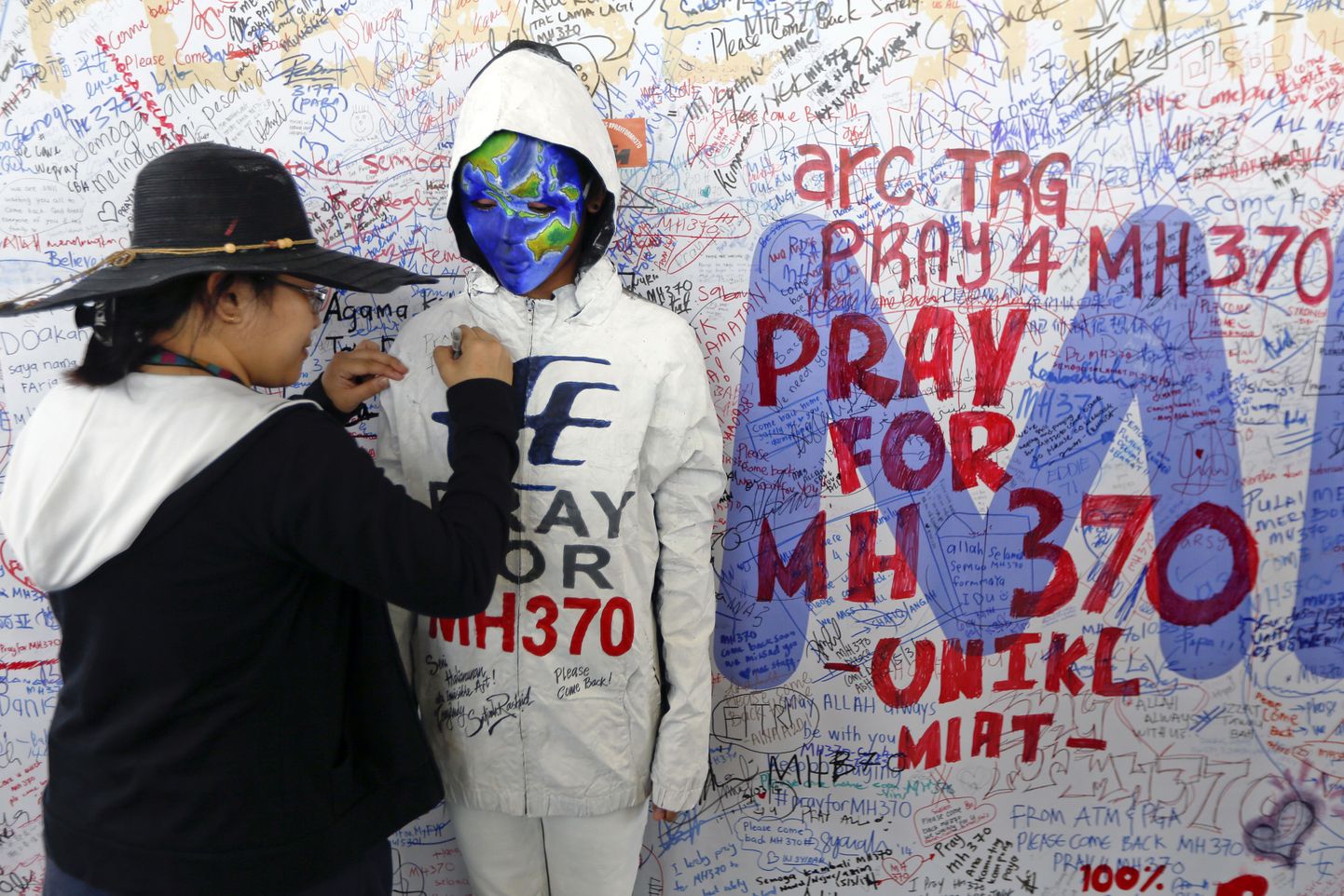 Malaysia Airlinesi kadunud lennu MH370 mälestuplakat Kuala Lumpuri lennujaamas