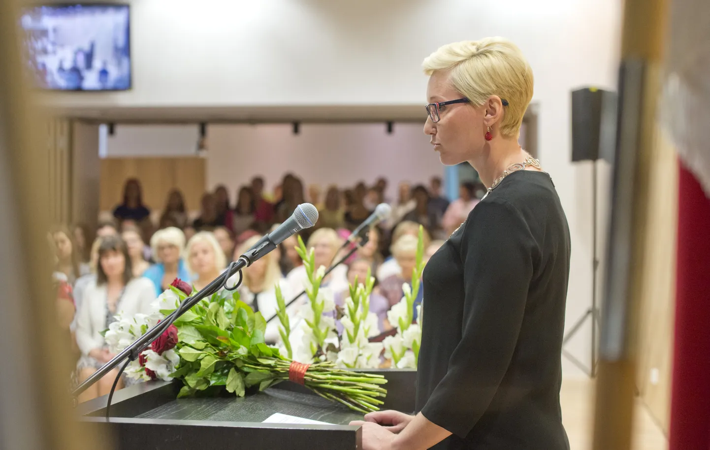 Rektor Ulla Preeden pidamas kõnet, kuulajaiks Tartu tervishoiu kõrgkooli õppijad ja õppejõud.