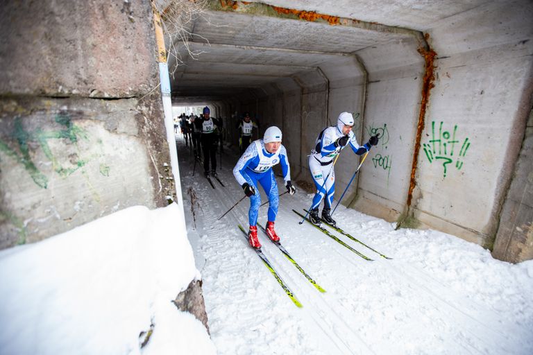 Suusatajad läbimas Tamsalu maratoni esimese kilomeetri järel maanteealust tunnelit.