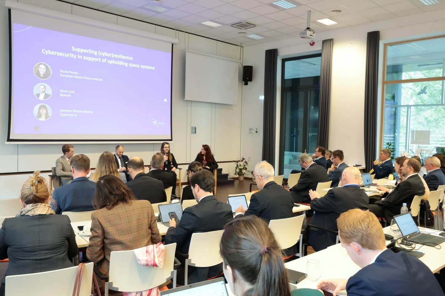Kümmekonna riigi poliitikud ja eksperdid kogunesid Tõravere observatooriumi auditooriumisse.