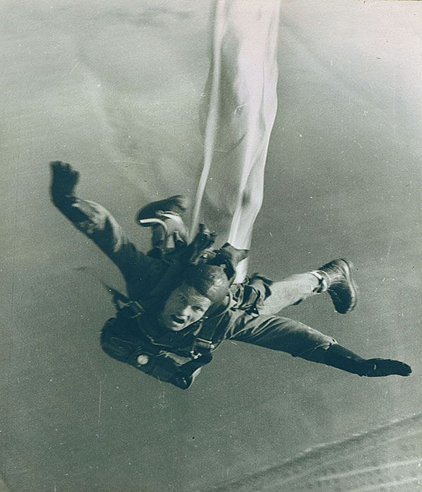 Тынис Каллеярв в прыжке. Если бы в 1968 году он не получил травму позвоночника, наверняка прыгал бы с парашютом до последних дней жизни. Каллеярв покинул этот мир в 2006 году.