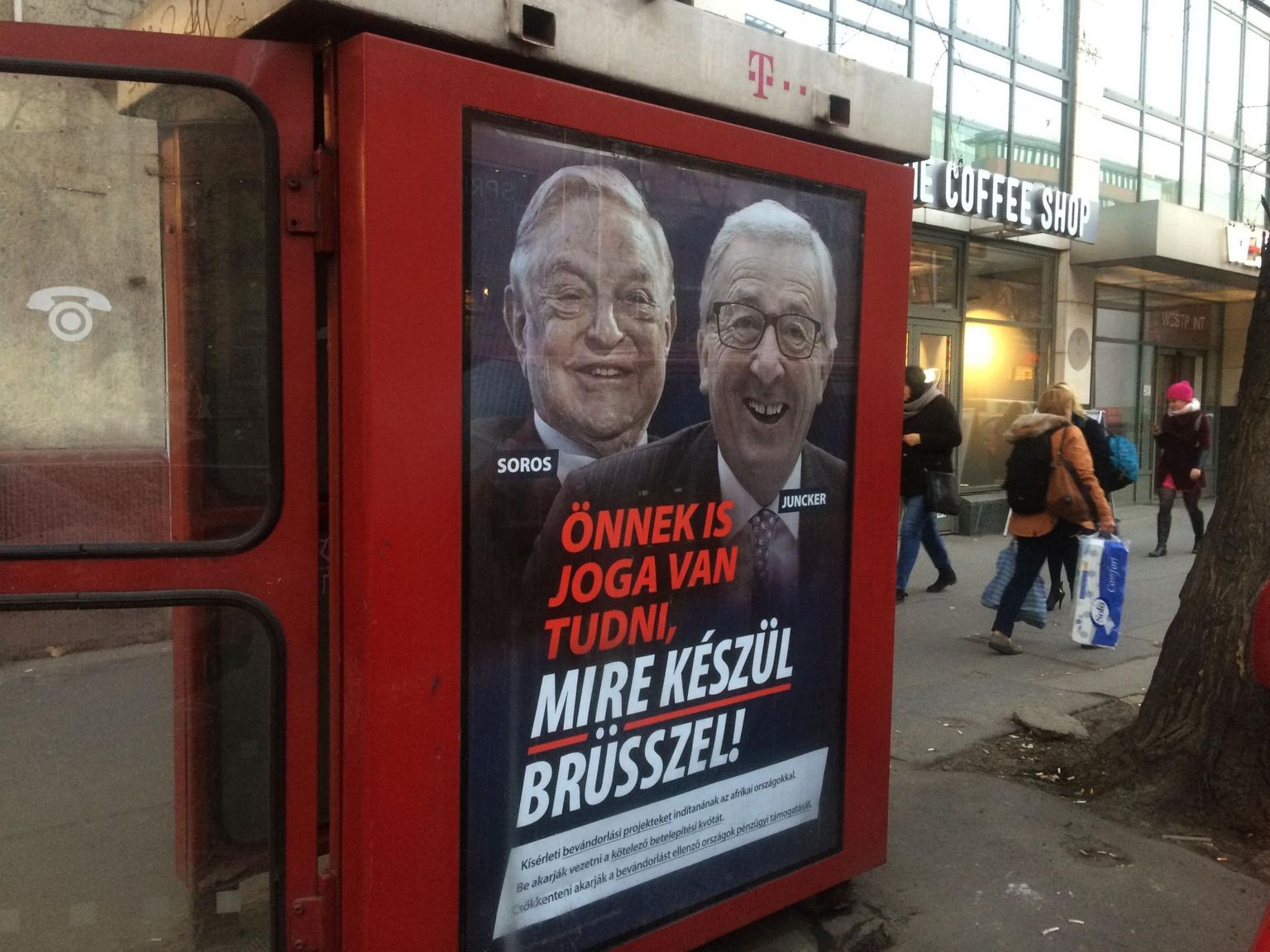 «Sul on õigus teada, mida Brüssel teha kavatseb,» teatati Ungaris üles pandud plakatitel.