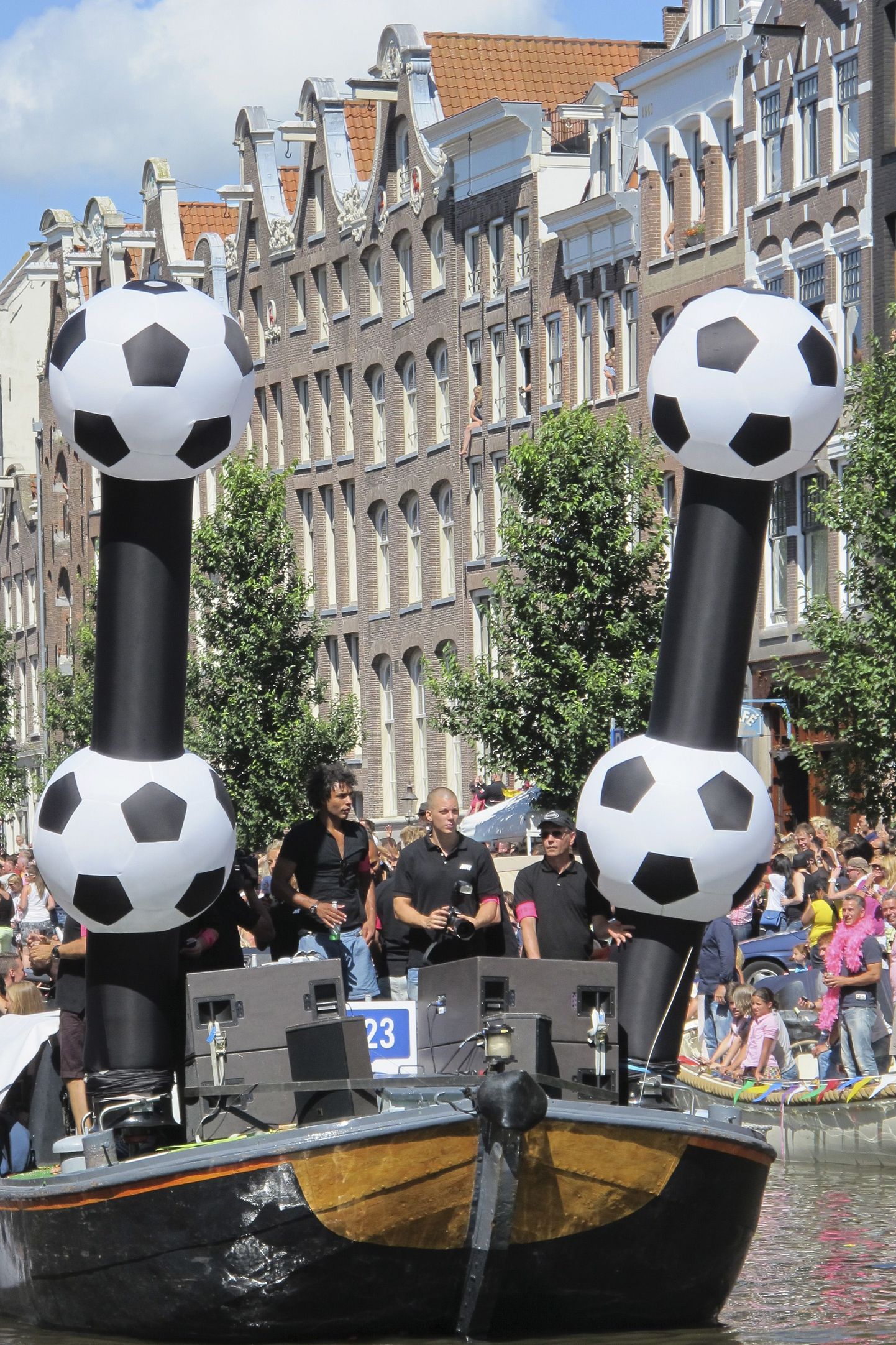 Известные голландские футболисты отметились в 2013 на ежегодном гей-параде в Амстердаме.