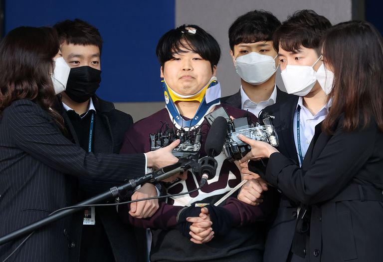 24-aastane Cho Ju-bin (keskel), kes pressis naistelt välja alastipilte.