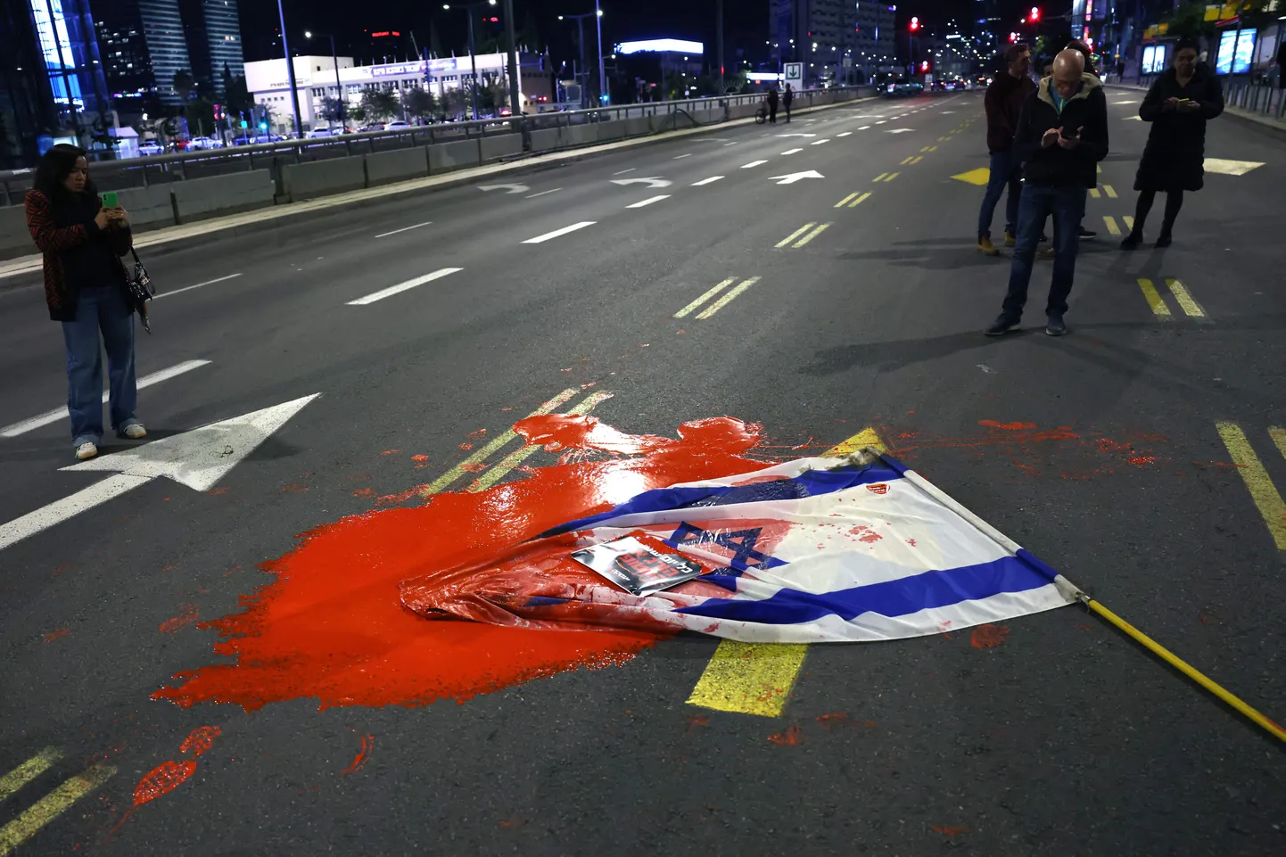 Eile õhtul Tel Avivis toimunud meeleavalduse jooksul punase värviga kaetud Iisraeli lipp riigi kaitseministeeriumi ees.