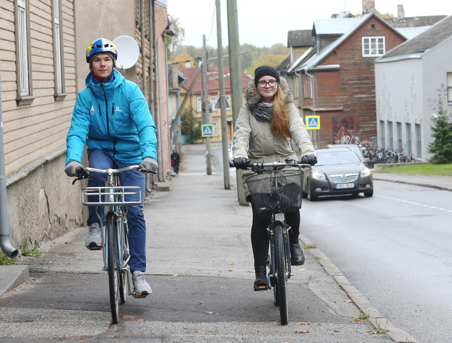 Kaasava eelarve võidu­idee autorid Andres Nöps ja Mona Seppern Kroonuaia tänaval, kuhu nende arvates võiks rajada eeskujuliku näidistee. Praegu tundub seal rattureile ohtlik liigelda ning turvalisuse huvides sõidetakse pigem kõnniteel.