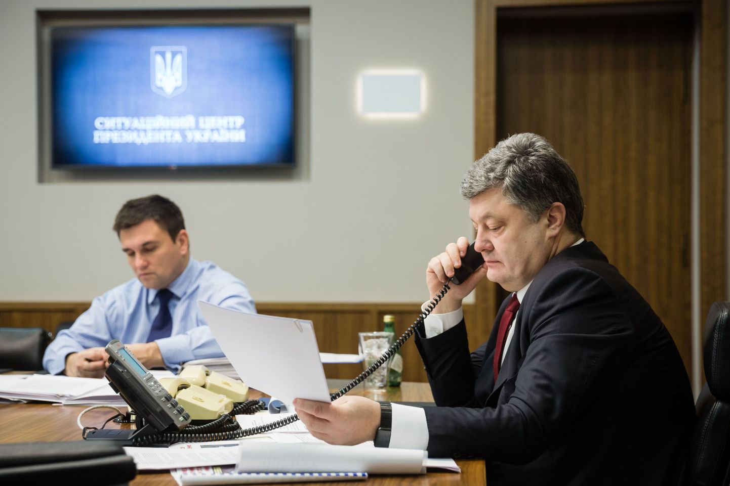 Ukraina presidendt Petro Poroshenko 30. detsembril telefonikõnet pidamas Venemaa presidend Vladimir Putini, Saksanaa kantsler Angela Markeli ja Prantsusaa presidendi Francois Hollande'ga.