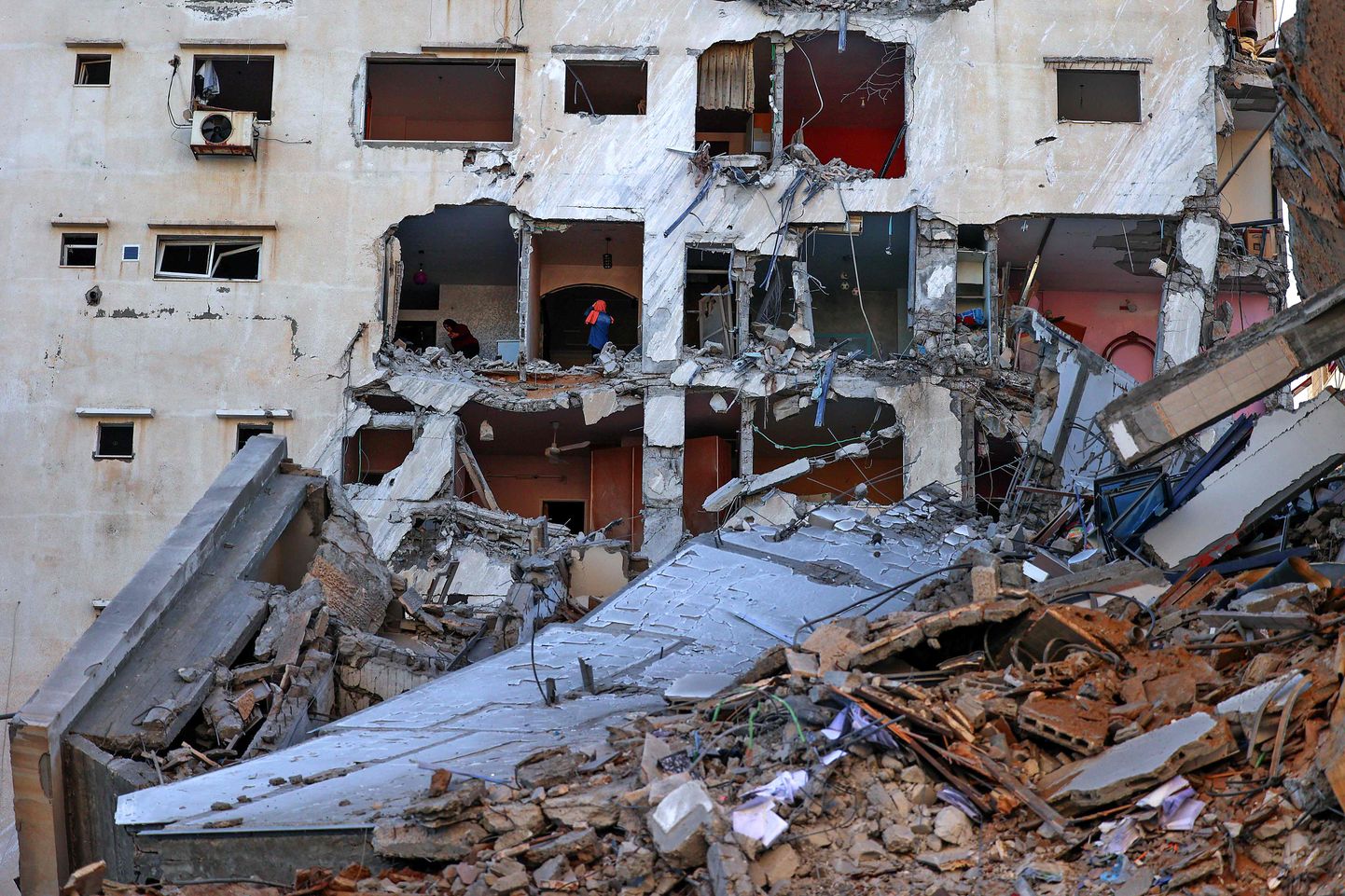 Gazas joslā izpostītās ēkas reaktīvo iznīcinātāju triecienos. Ilustratīvs foto