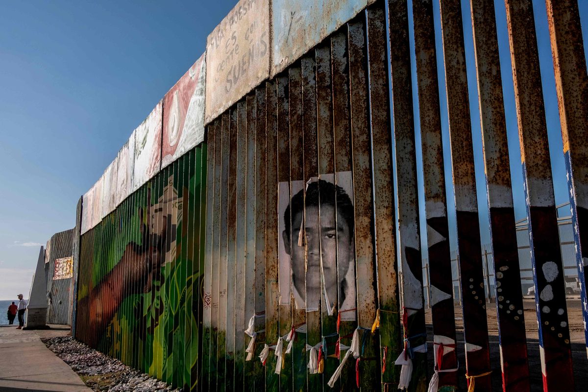 22. november verises Mehhikos: USA-Mehhiko piiritaral Tijuana on näha pilti tudengist, kes on üks kokku 43st Ayotzinapas kadunuks jäänud üliõpilasest.
