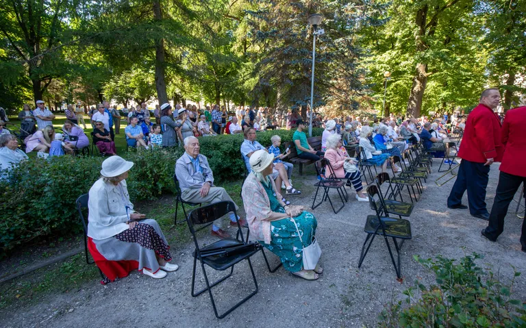 Miiitingule kogunenud publiku väärikaim osa võis turvaliselt istuda.