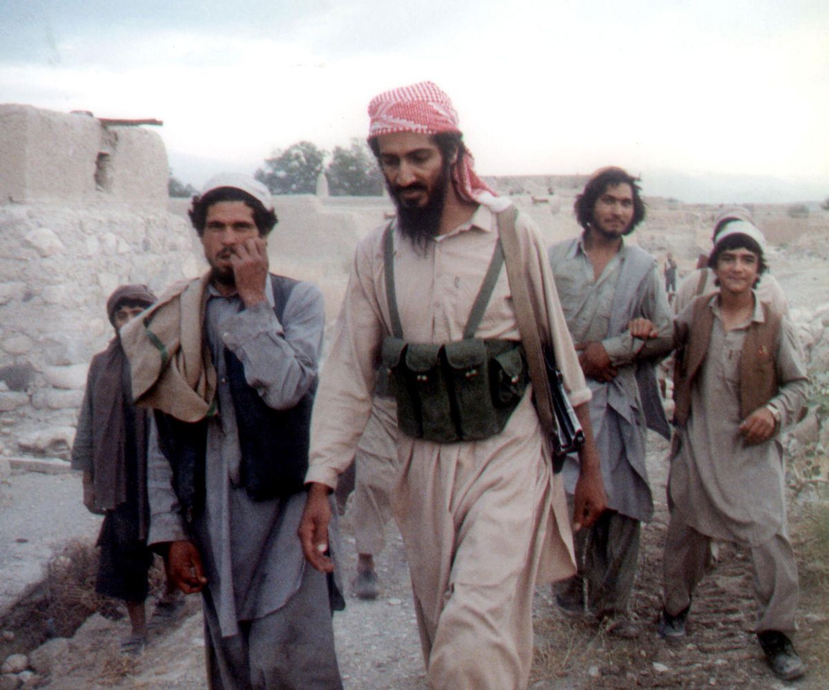 Osama bin Laden (keskel) 1989. aastal Afganistanis Jalalabadis