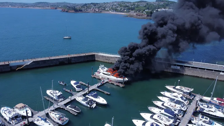 Torquay'i jahisadamas süttis superjaht.