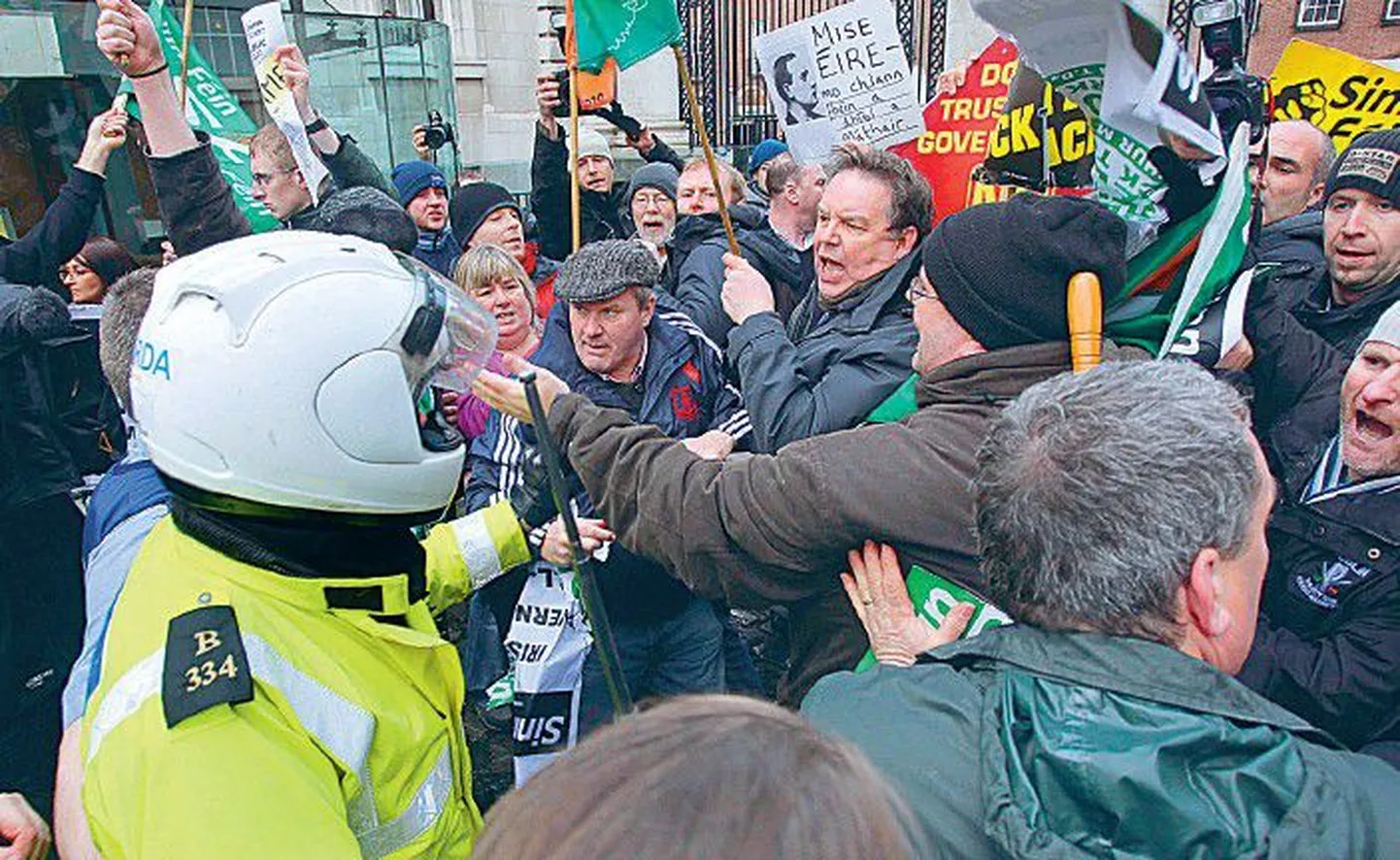 В понедельник в Дублине между людьми, протестующими против политики правительства, и полицейскими завязалась небольшая потасовка. Демонстранты требовали отставки премьер-министра Брайана Коуэна.