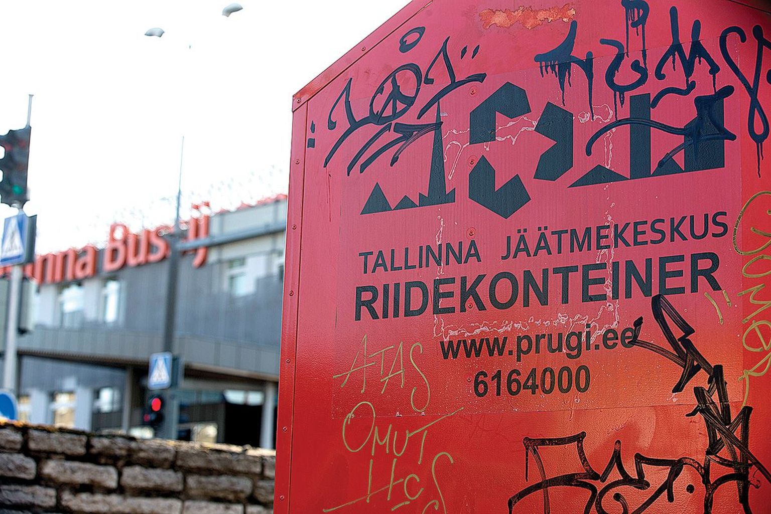 Tallinnas on kasutatud riiete konteiner näiteks bussijaama lähedal.