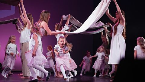 Laine Mägi tantsukool punus etendusse nelja aastakümne mälestused