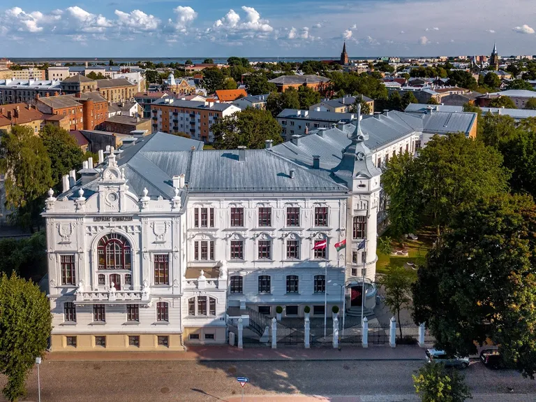 Liepājas Valsts 1. ģimnāzijas ēka. Uzcelta 1912. gadā pēc arhitekta Ludviga Melvila projekta. Iekļauta valsts aizsargājamo kultūras pieminekļu sarakstā.