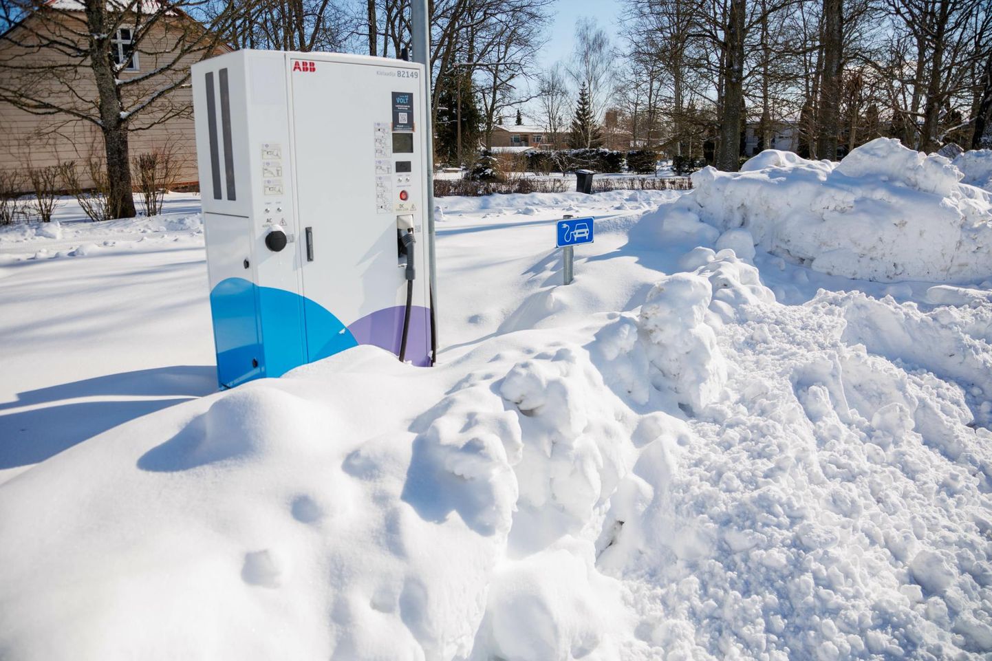 Talv ja hajaasustus on tugevad vastuargumendid elektriauto peamiseks sõiduvahendiks saamise vastu Eestis.
Lumme mattuv elektriauto laadimispunkt Sangastes.