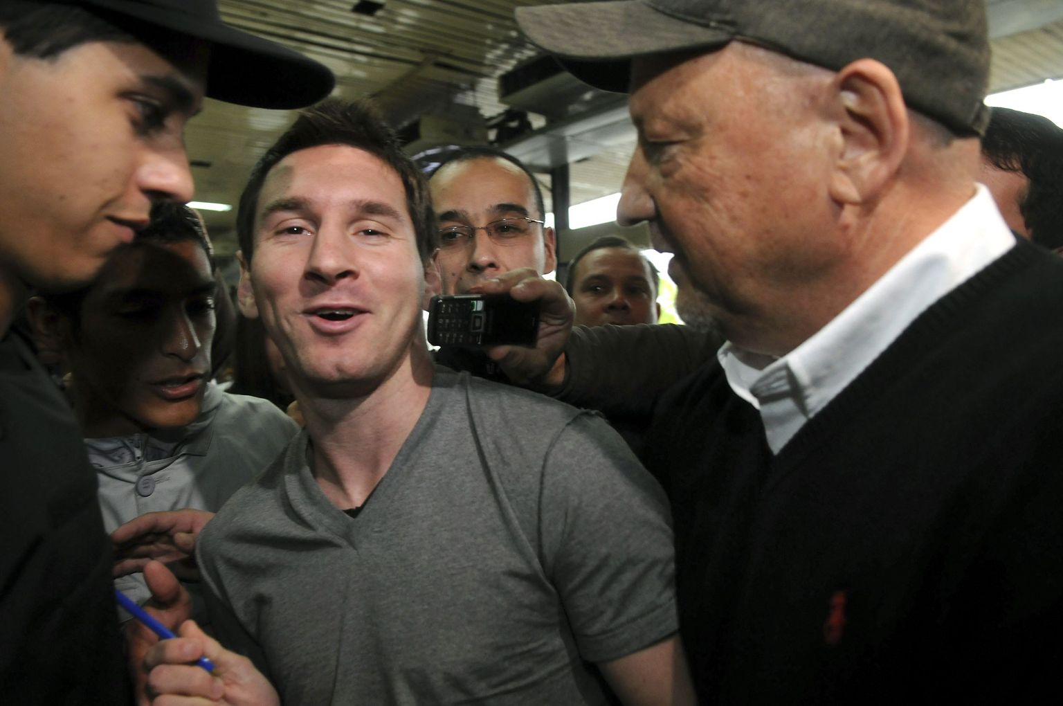 Eile Buenos Airesesse saabunud Lionel Messi sattus ajakirjanike piiramisrõngasse.