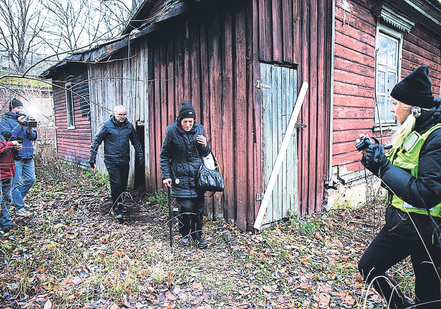 Усилиями главного инспектора МуПо Павла Бойцова (слева) бездомной Тийне предоставили место в социальном доме в Мяннику.