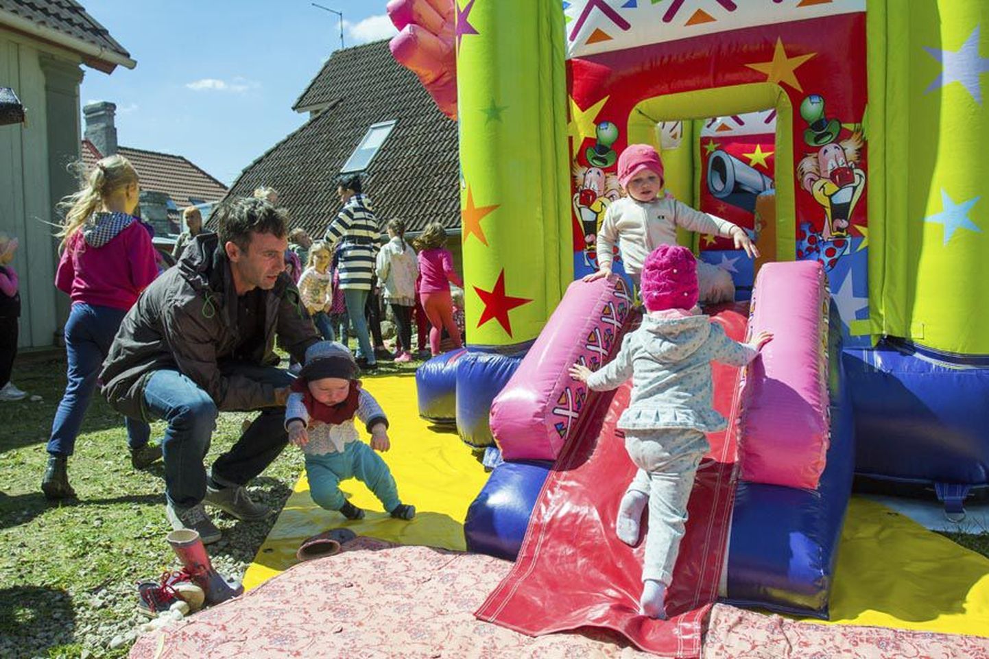 Lastekaitsepäeva üritusel Viljandis osales nii sülelapsi kui suuremaid rüblikuid, kes tundsid end batuudil nagu teises kodus.