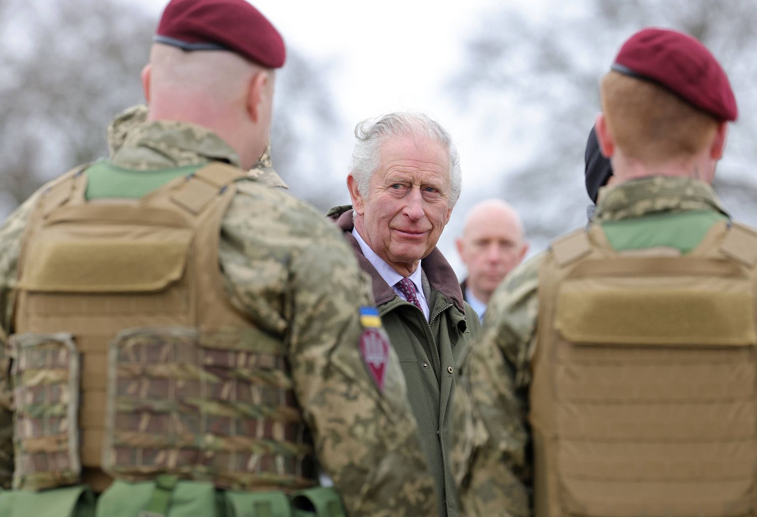 Brittide kuningas Charles III 20. veebruaril 2023 Wiltshires väljaõppel viibivaid Ukraina mobiliseerituid tervitamas.