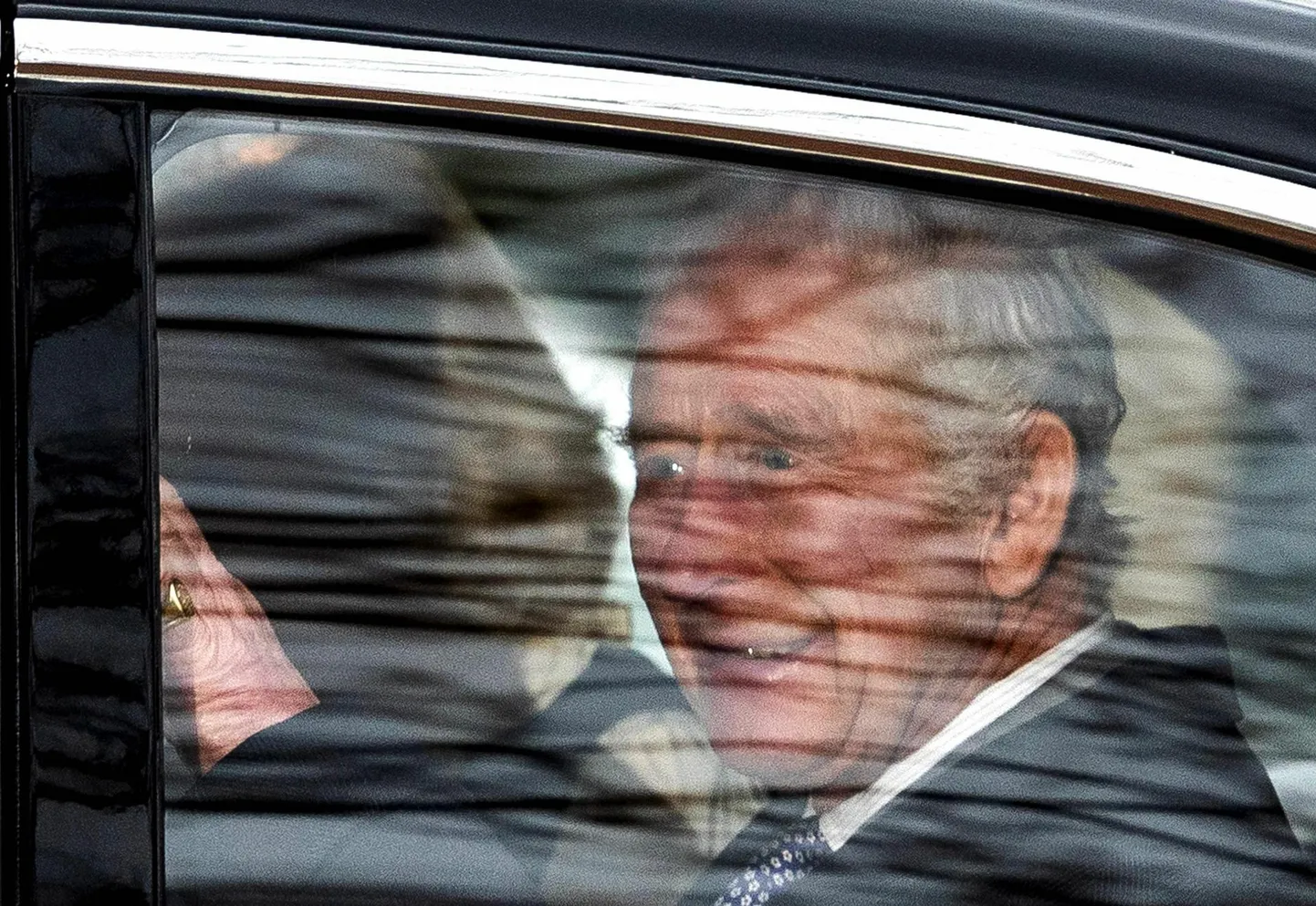 Briti kuningas Charles III päev pärast oma vähidiagnoosi avalikustamist autos koos kuninganna Camillaga. Fotokaamera tabas monarhi 6. veebruaril, mil ta lahkus oma residentsist Clarence House’is, et sõita Buckinghami paleesse.