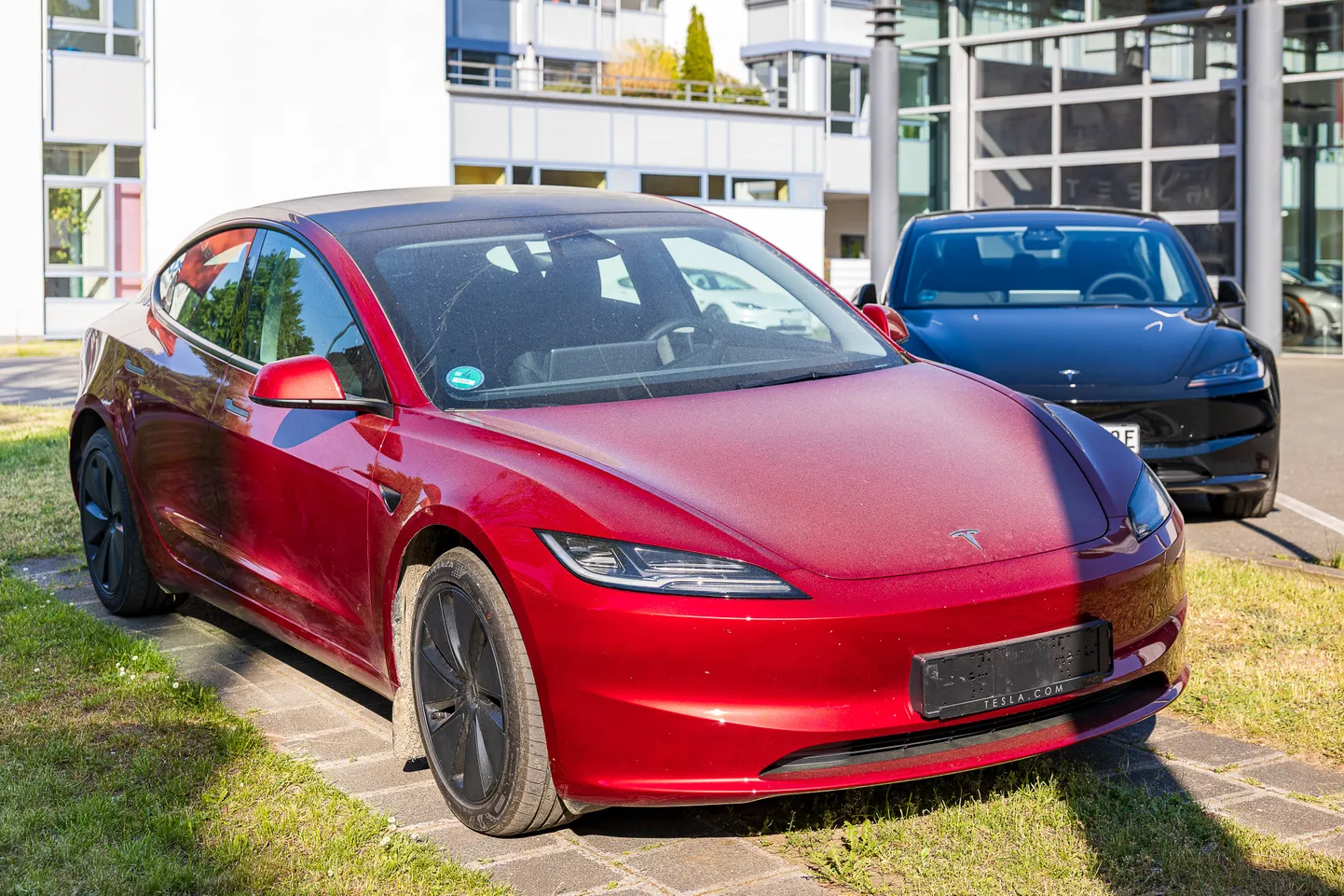 Tesla on Euroopa mudelite kõrval olnud üks enimmüüdud särtsuautodest Eestis, kuid viimasel ajal on USA elektriautod ja eriti just Tesla hakanud oma populaarsust loovutama Aasia elektriautodele, näitas küsitlus.