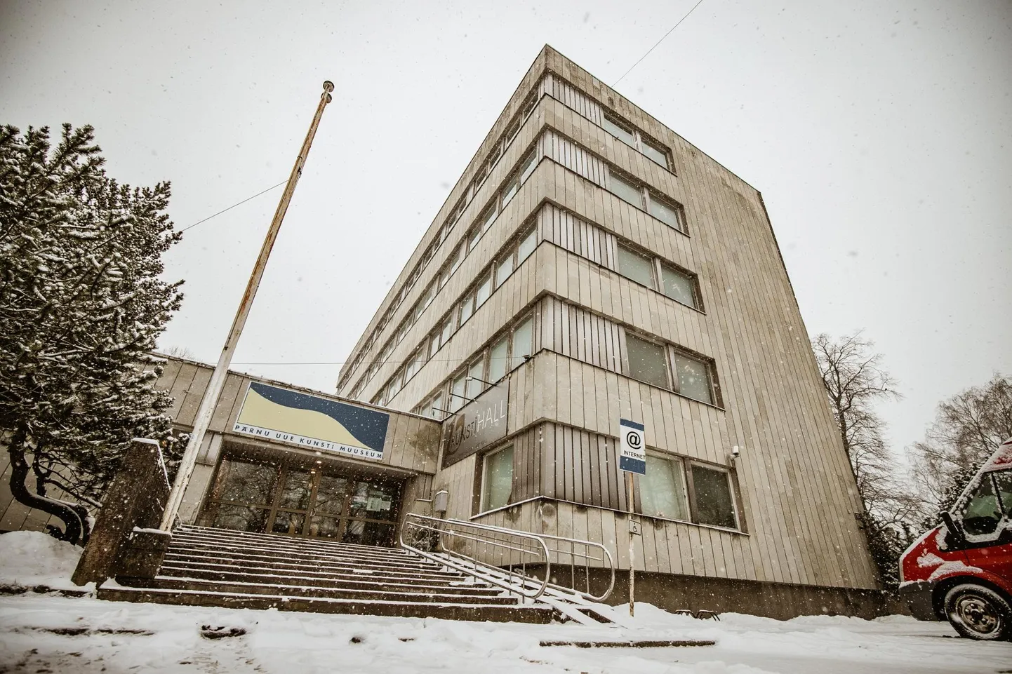 Kas ja kui palju on Esplanaadi 10 hoones tegutsev Pärnu uue kunsti muuseum kinnisvara omanikule üüri maksnud, pole päris täpselt teada.