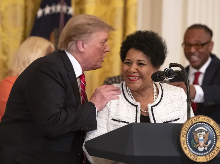 USA president ja vabastatud naisvang Alice Johnson.