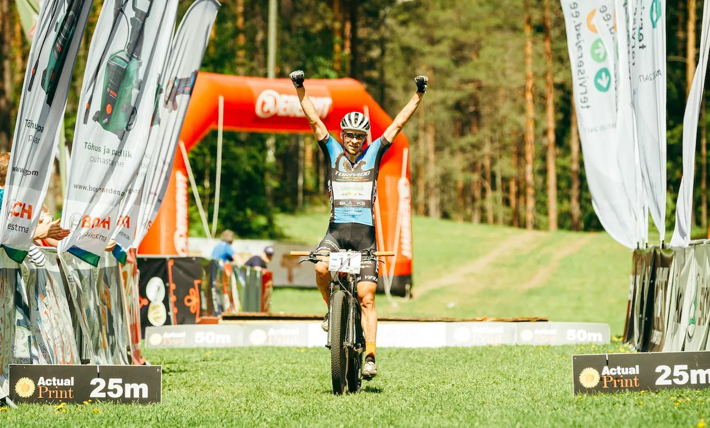 Itaalia profiklubi esindav Peeter Pruus oli Alutaguse rattamaratoni selge favoriit ja ta võttiski kindla võidu, edestades lähimat konkurenti ligemale kahe ja poole minutiga.